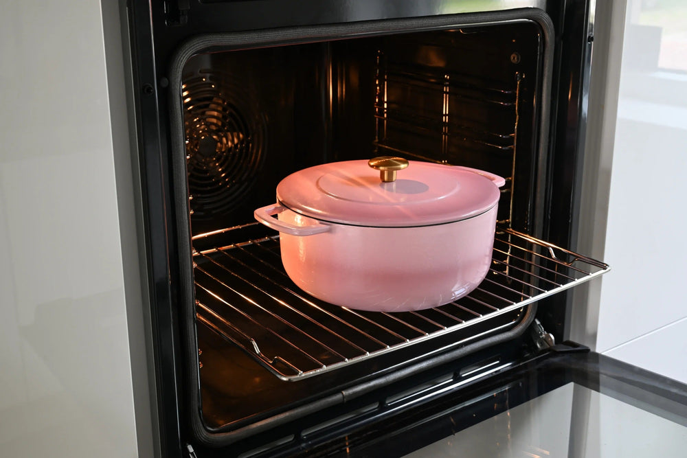 Combekk Braadpan met deksel Gietijzer Pink ø 24 cm / 3.8 Liter - sfeerbeeld 4