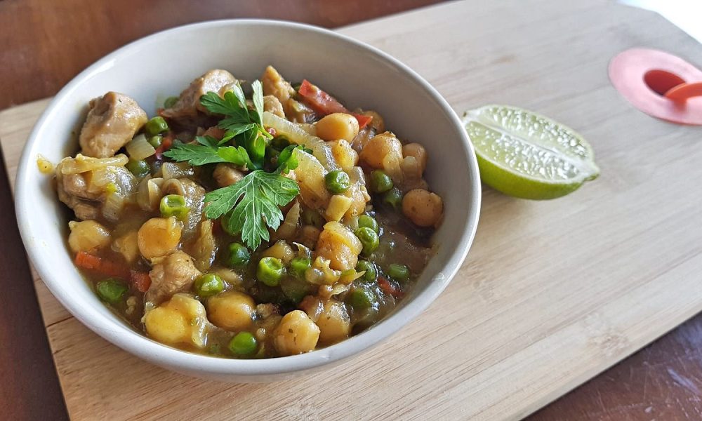 Un plato sabroso y nutritivo con pollo, garbanzos y leche de coco
