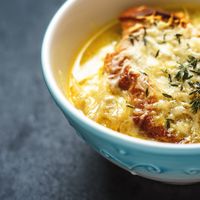 y baguette con queso de comino