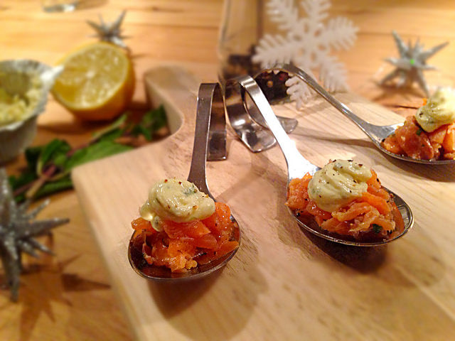 Un elegante bocado festivo con salmón ahumado y queso de hierbas cremoso