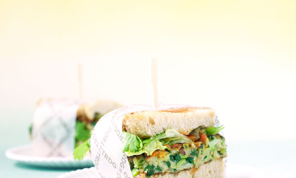 Una sabrosa hamburguesa vegetariana con habas, espinacas y cilantro