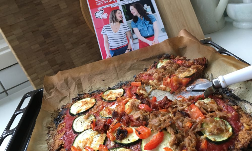 Una base de pizza saludable de avena con atún y verduras frescas