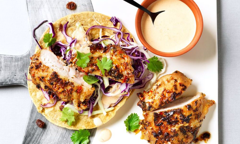 Pollo marinado picante en tortillas crujientes con ensalada de col casera