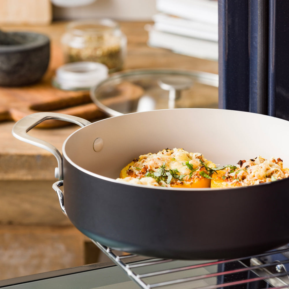 KitchenAid Hapjespan / Sauteerpan met deksel Aluminium Mat Zwart ø 24 cm / 3.1 Liter - sfeerbeeld 2