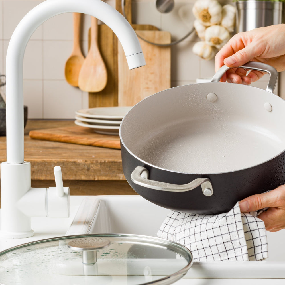 KitchenAid Hapjespan / Sauteerpan met deksel Aluminium Mat Zwart ø 24 cm / 3.1 Liter - sfeerbeeld 3