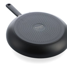 KitchenAid Koekenpan Aluminium Mat Zwart ø 24 cm - onderaanzicht