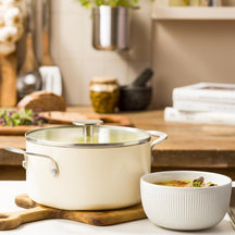 KitchenAid Kookpan Aluminium Almond Cream ø 20 cm / 3.1 Liter - sfeerbeeld 5