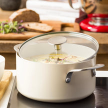 KitchenAid Kookpan Aluminium Almond Cream ø 24 cm / 4.9 Liter - sfeerbeeld 2