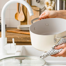 KitchenAid Kookpan Aluminium Almond Cream ø 24 cm / 4.9 Liter - sfeerbeeld 4