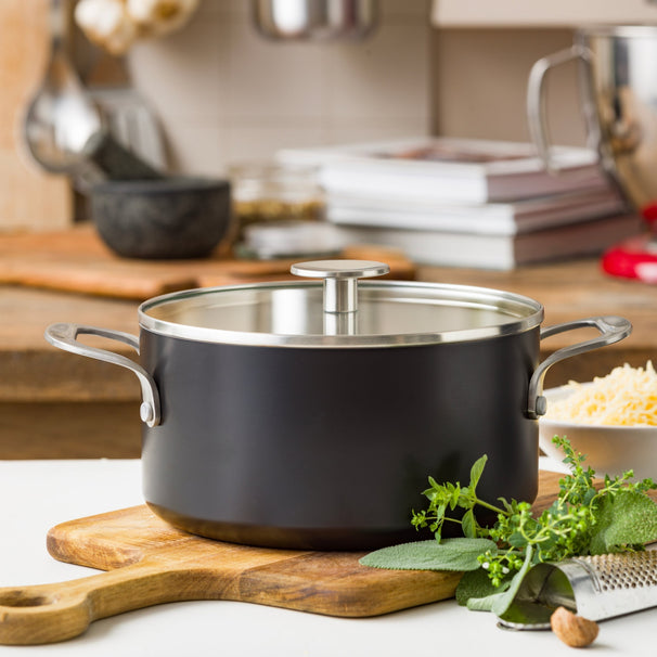 KitchenAid Olla Aluminio Negra Mate ø 24 cm / 4,9 litros - revestimiento antiadherente cerámico