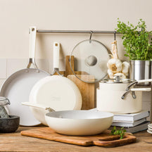 KitchenAid Pannenset Aluminium Almond Cream 4-delig - Koekenpan ø 24 & 28 cm, Kookpan ø 20 & 24 cm - sfeerbeeld 1