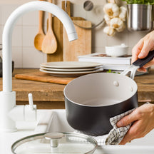 KitchenAid Steelpan Aluminium Mat Zwart ø 16 cm / 1.6 Liter - met deksel - sfeerbeeld 2