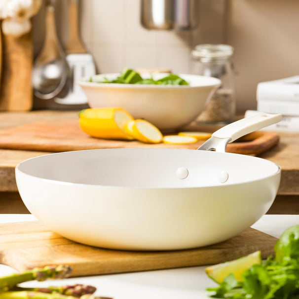 KitchenAid Wok Aluminio Almond Cream ø 28 cm / 3,7 litros - revestimiento antiadherente cerámico