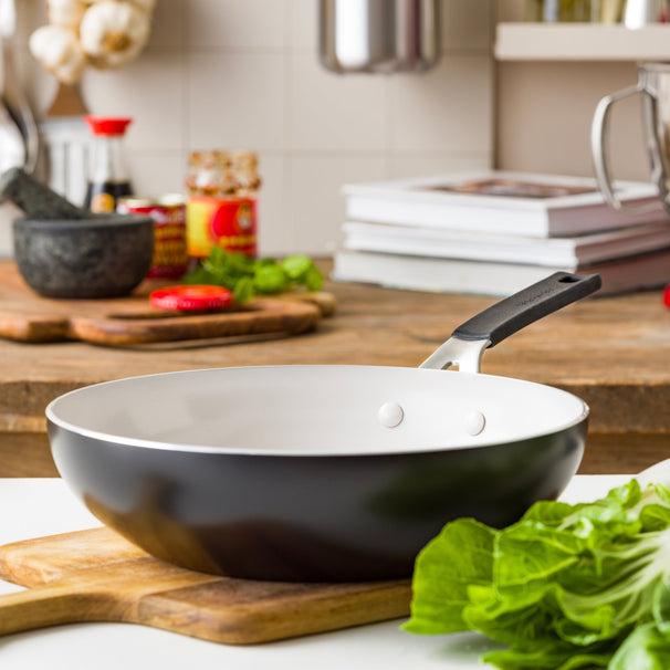 KitchenAid Wok Aluminio Negro Mate ø 28 cm / 3,7 litros - revestimiento antiadherente cerámico