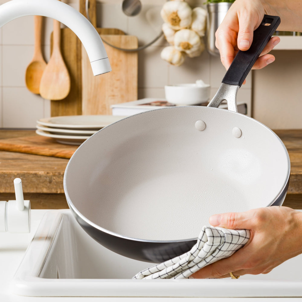 KitchenAid Wokpan Aluminium Mat Zwart ø 28 cm / 3.7 Liter - sfeerbeeld 2