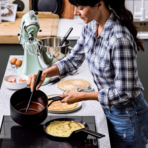 KitchenAid Cazo Classic Forged Negro ø 16 cm / 1,5 litros - revestimiento antiadherente cerámico