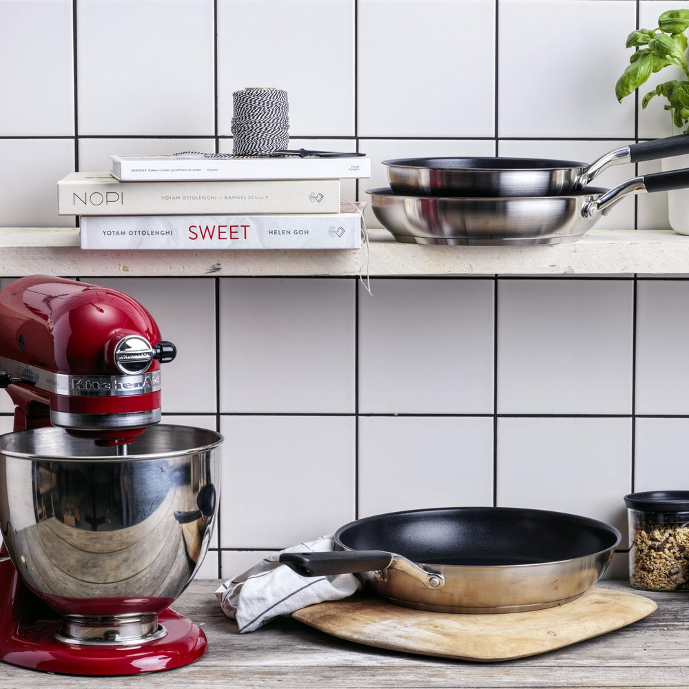 KitchenAid Koekenpannenset Classic RVS 3-delig - ø 20, 24 & 28 cm - sfeerbeeld 4