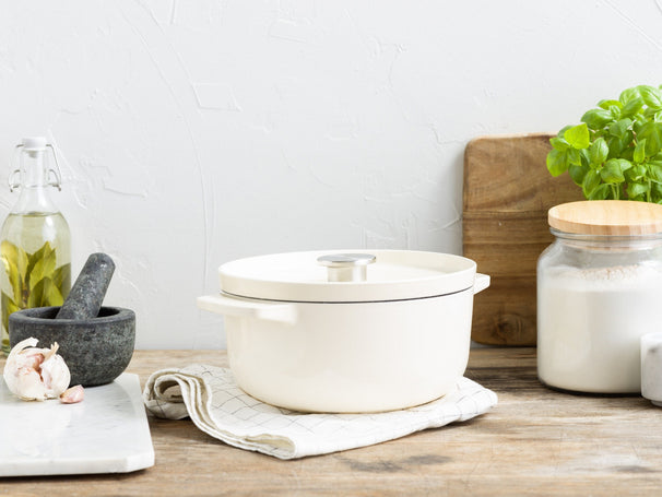 KitchenAid Cocotte de Hierro Fundido Cream ø 22 cm / 3,3 litros - revestimiento antiadherente esmaltado