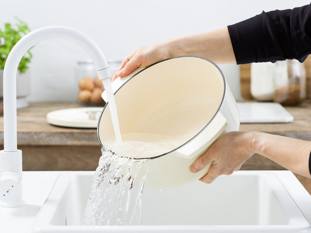 KitchenAid Braadpan Gietijzer Cream ø 22 cm / 3.3 Liter - sfeerbeeld 6