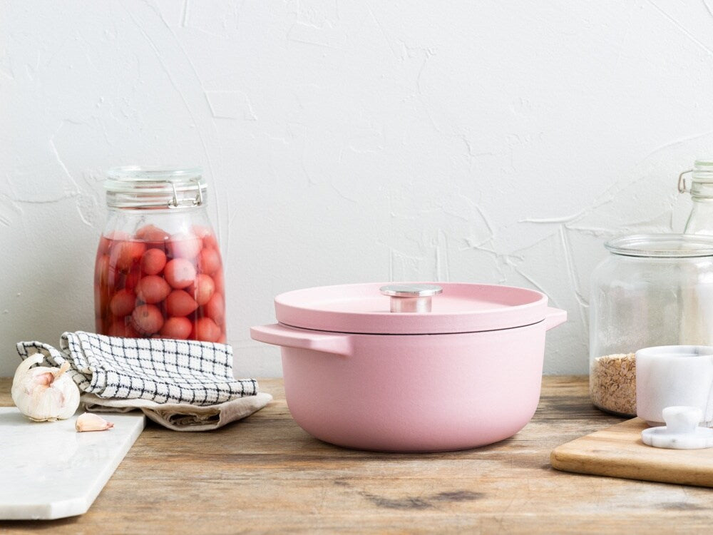 KitchenAid Braadpan Gietijzer Dried Rose ø 22 cm / 3.3 Liter - sfeerbeeld 1