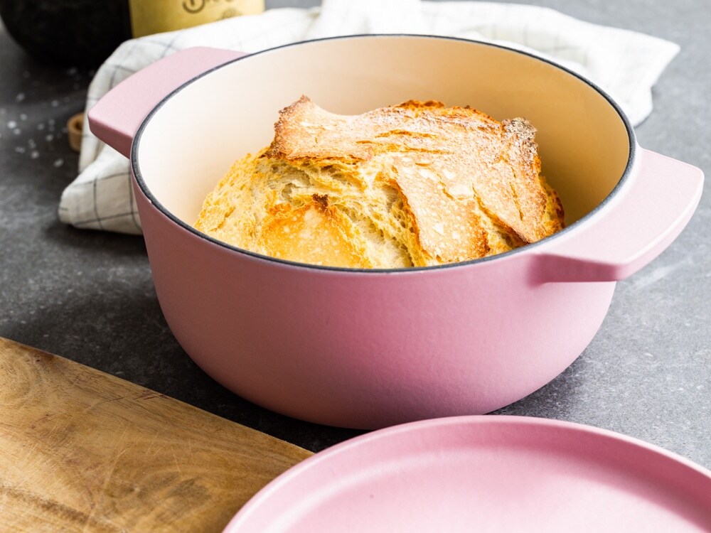 KitchenAid Braadpan Gietijzer Dried Rose ø 22 cm / 3.3 Liter - sfeerbeeld 2