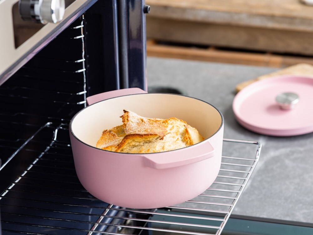 KitchenAid Braadpan Gietijzer Dried Rose ø 22 cm / 3.3 Liter - sfeerbeeld 3