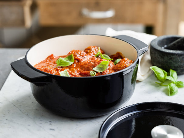 KitchenAid Cocotte de Hierro Fundido Onyx Black ø 22 cm / 3,3 litros - revestimiento antiadherente esmaltado