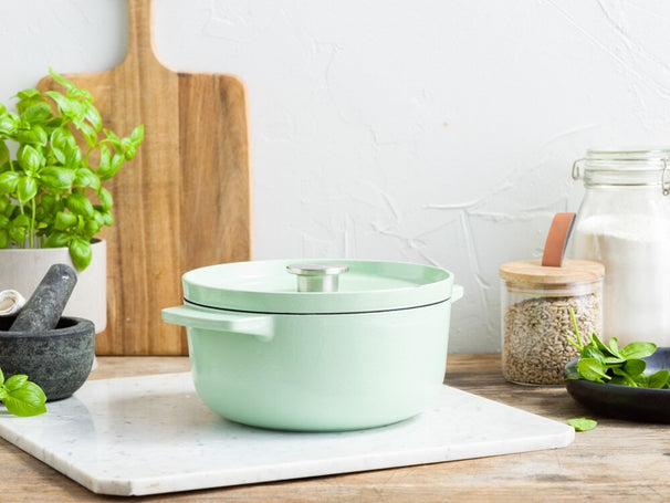 KitchenAid Cocotte de Hierro Fundido Pistachio ø 22 cm / 3,3 litros - revestimiento antiadherente esmaltado