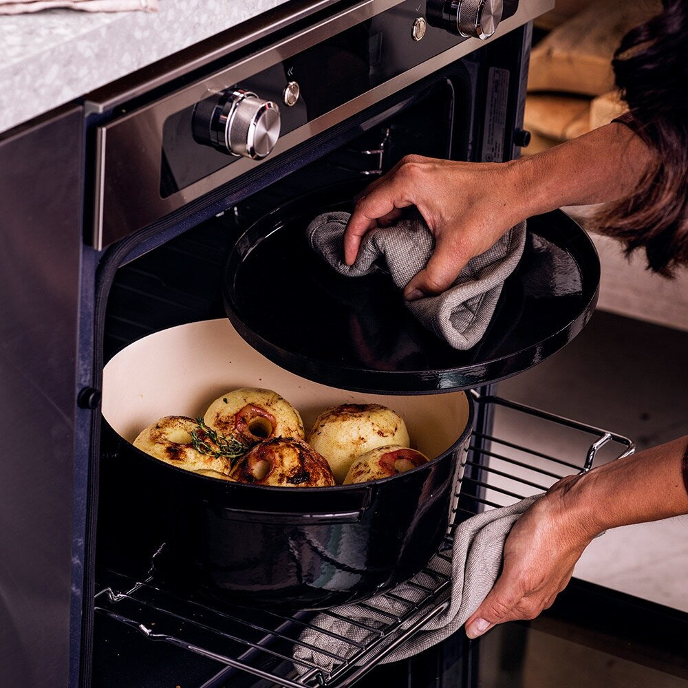 KitchenAid Braadpan Gietijzer Onyx Black ø 26 cm / 5.2 Liter - sfeerbeeld 2