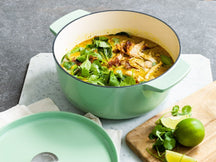 KitchenAid Braadpan Gietijzer Pistachio ø 26 cm / 5.2 Liter - sfeerbeeld 2