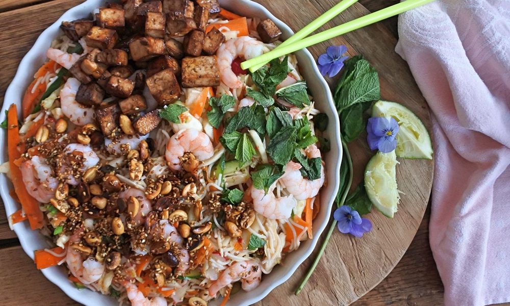 Una ensalada asiática fresca llena de color, verduras crujientes y un aderezo picante