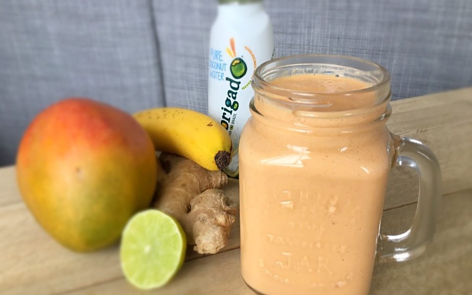 Un batido fresco y nutritivo repleto de fruta, verduras y jengibre