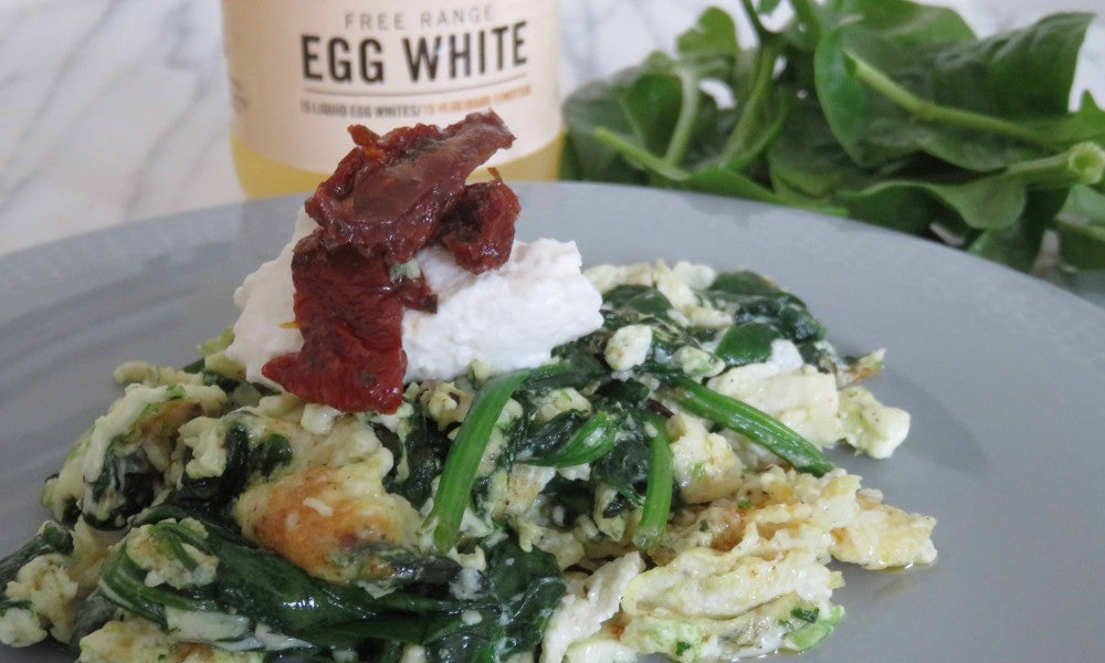 Revuelto cremoso con espinacas, ricotta y tomates secos al sol