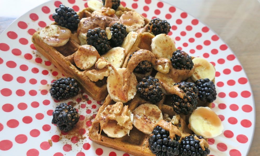 Gofres saludables con verduras y fruta fresca como topping