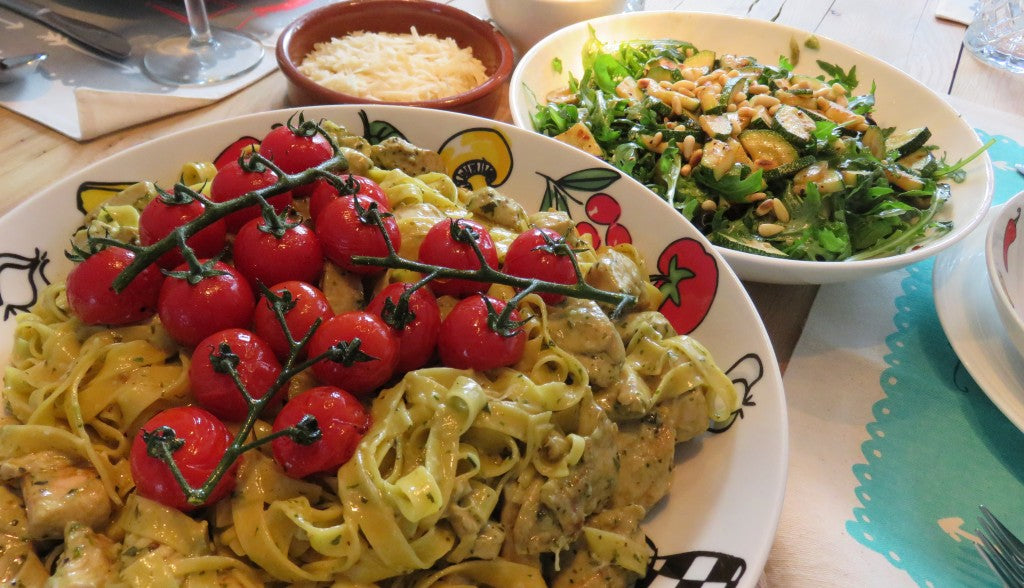 Pasta cremosa con pollo marinado y pesto casero