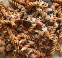 El surimi también se conoce como cangrejo de imitación y está elaborado principalmente a base de pescado blanco. Al combinarlo con pasta junto con un poco de guindilla, limón y perejil, el plato queda con un sabor espectacular. En definitiva, es una receta rápida, fácil y absolutamente deliciosa.