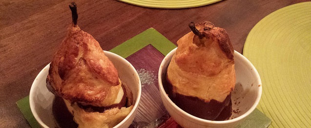 Elegantes peras horneadas en hojaldre crujiente con una rica salsa de chocolate