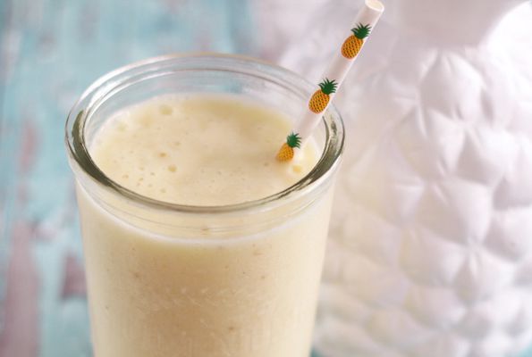 Un smoothie tropical con coco y piña