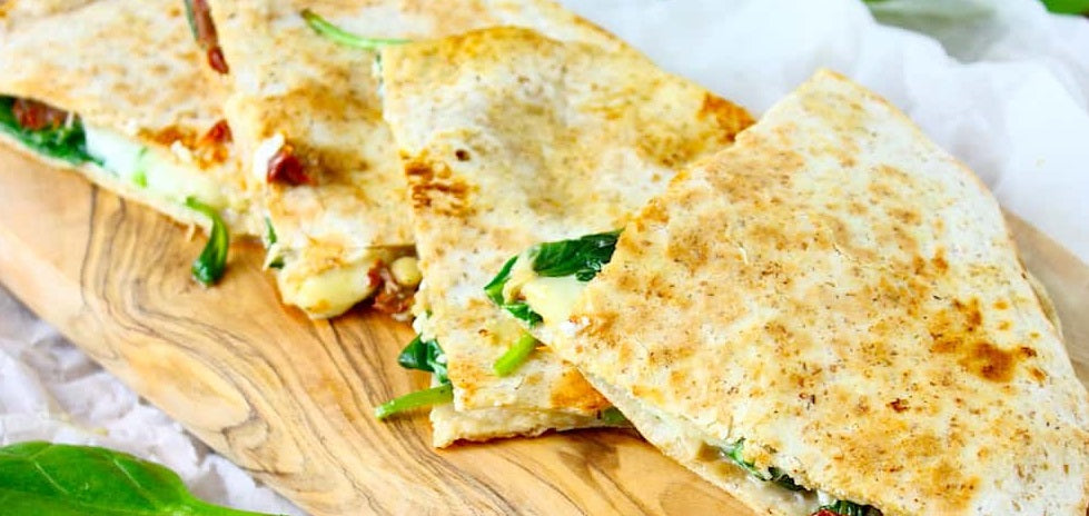 Quesadilla crujiente sin gluten rellena de pollo, pimiento y cremoso queso de cabra