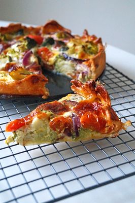 Una quiche vegetariana cremosa con brócoli, tomates cherry y mozzarella