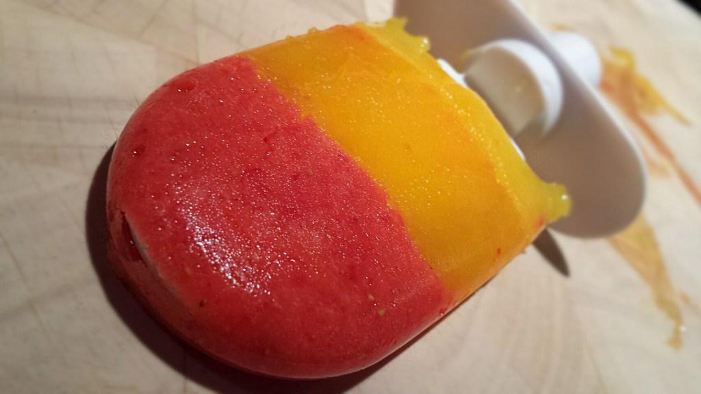 Helado cohete casero, sano y colorido de fresa, mango y naranja