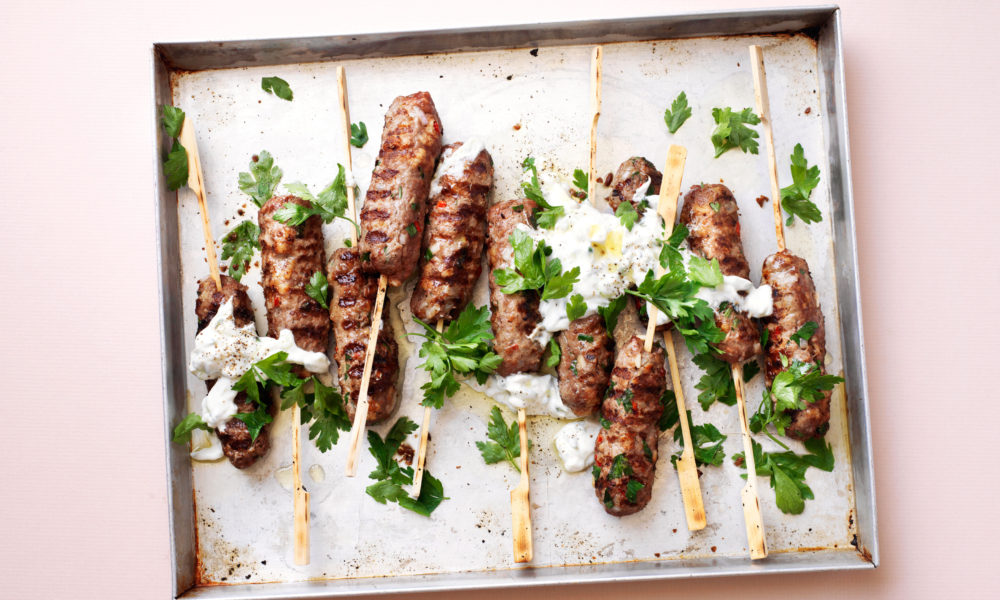 Jugosas brochetas de carne picada listas en un momento