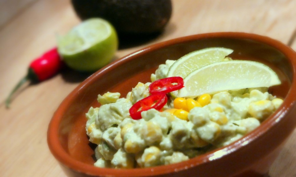 Ensalada fresca con aguacate cremoso, maíz y una salsa picante de lima y chile