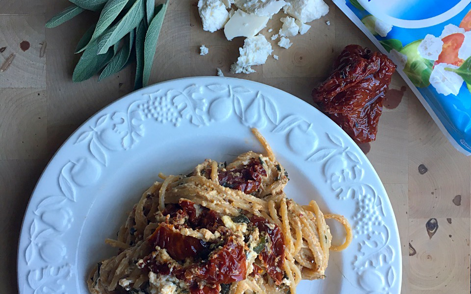 Listos en un momento: salsa cremosa con salvia, tomate seco y queso blanco