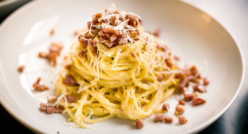 ¿Te apetece pasta italiana? Esta cremosa pasta carbonara (Spaghetti alla Carbonara) tiene muchísimo sabor y además es una comida rápida y fácil. A menudo se prepara mal: mucha gente añade nata para cocinar a la salsa. Sin embargo, eso no forma parte del auténtico plato carbonara.