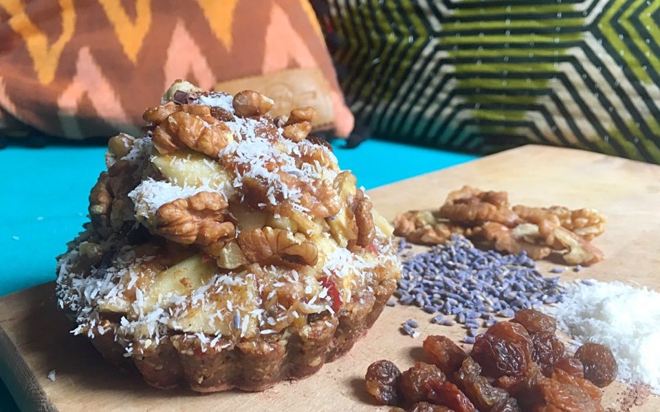 Una tarta saludable sin horno con manzana, frutos secos y una cremosa salsa de caramelo de dátiles