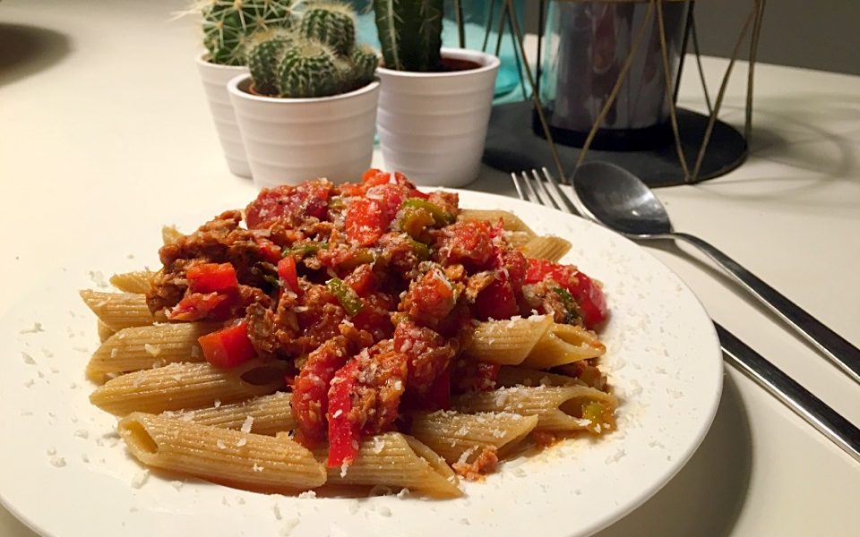 Un nutritivo plato de pasta con atún y salsa de tomate, listo en un abrir y cerrar de ojos