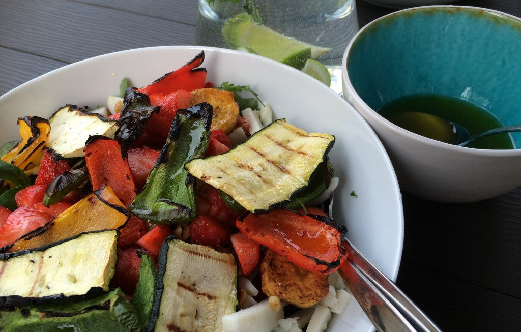 Una fresca ensalada de verano con verduras a la parrilla, queso de cabra y una picante vinagreta de jengibre